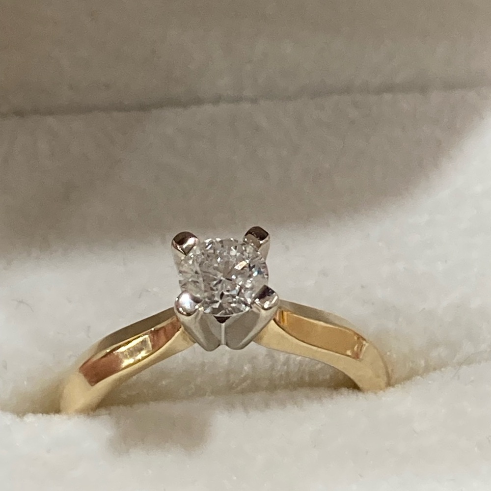 14k Elegant Gold natural mined Diamond solitaire - Picture 5 of 13